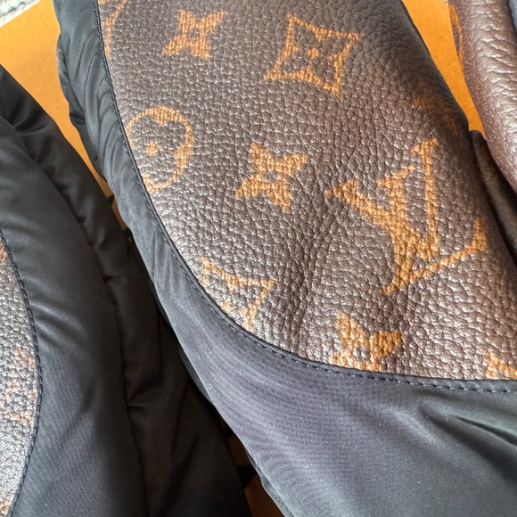 NEW RARE Louis Vuitton Black and Brown Classic Monogram Winter Gloves Mittens - Picture 6 of 11